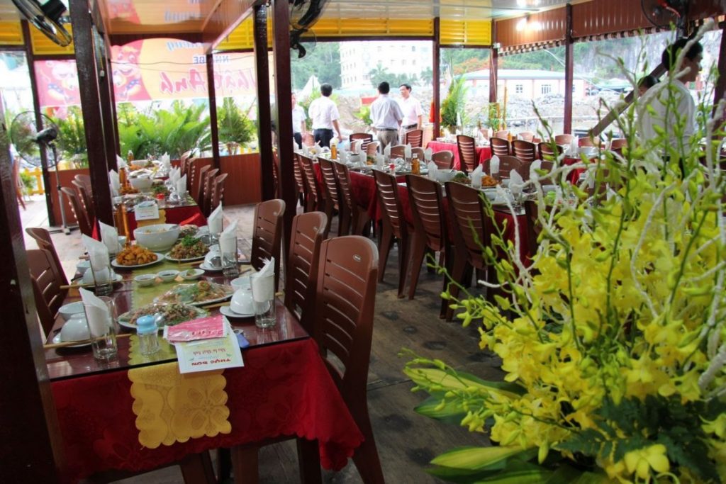 Du lịch Cát Bà ăn ở đâu